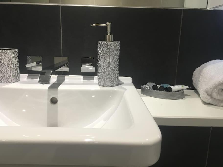 Grand Serviced Apartment***** Croydon